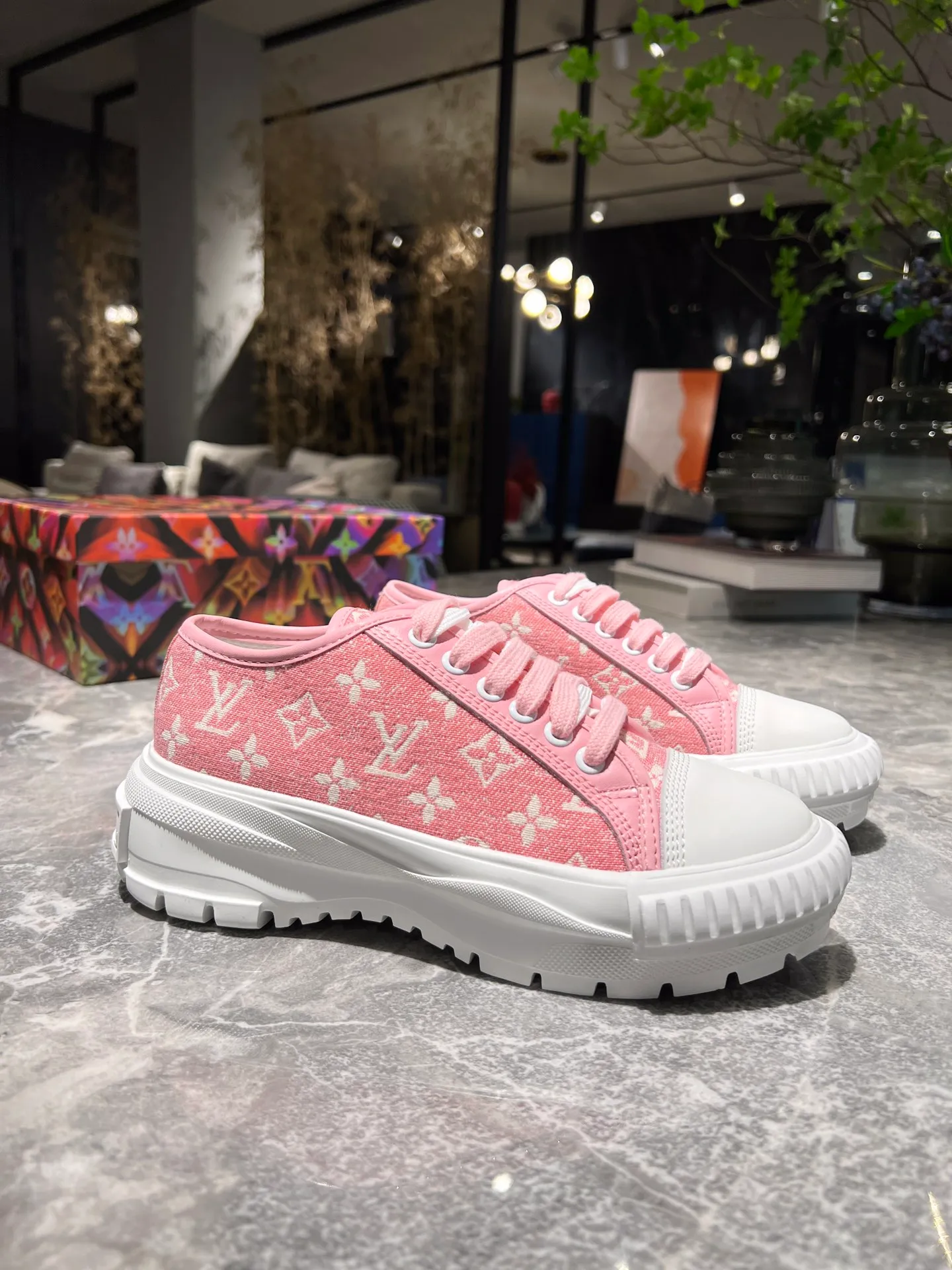 👟👟Ex-factory price 440👟👟 This LV Squad sneaker is made of Monogram denim to stretch out the midsummer comfort. The same color leather outlines the edges, the rubber LV Circle logo embellishes the tongue, and the thick yet lightweight rubber outsole upgrades the comfort again. Yardage: 35-41.